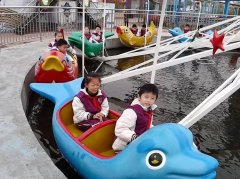 長(zhǎng)見識(shí)了_海豚戲水游樂設(shè)備原來(lái)如此受小朋友歡迎